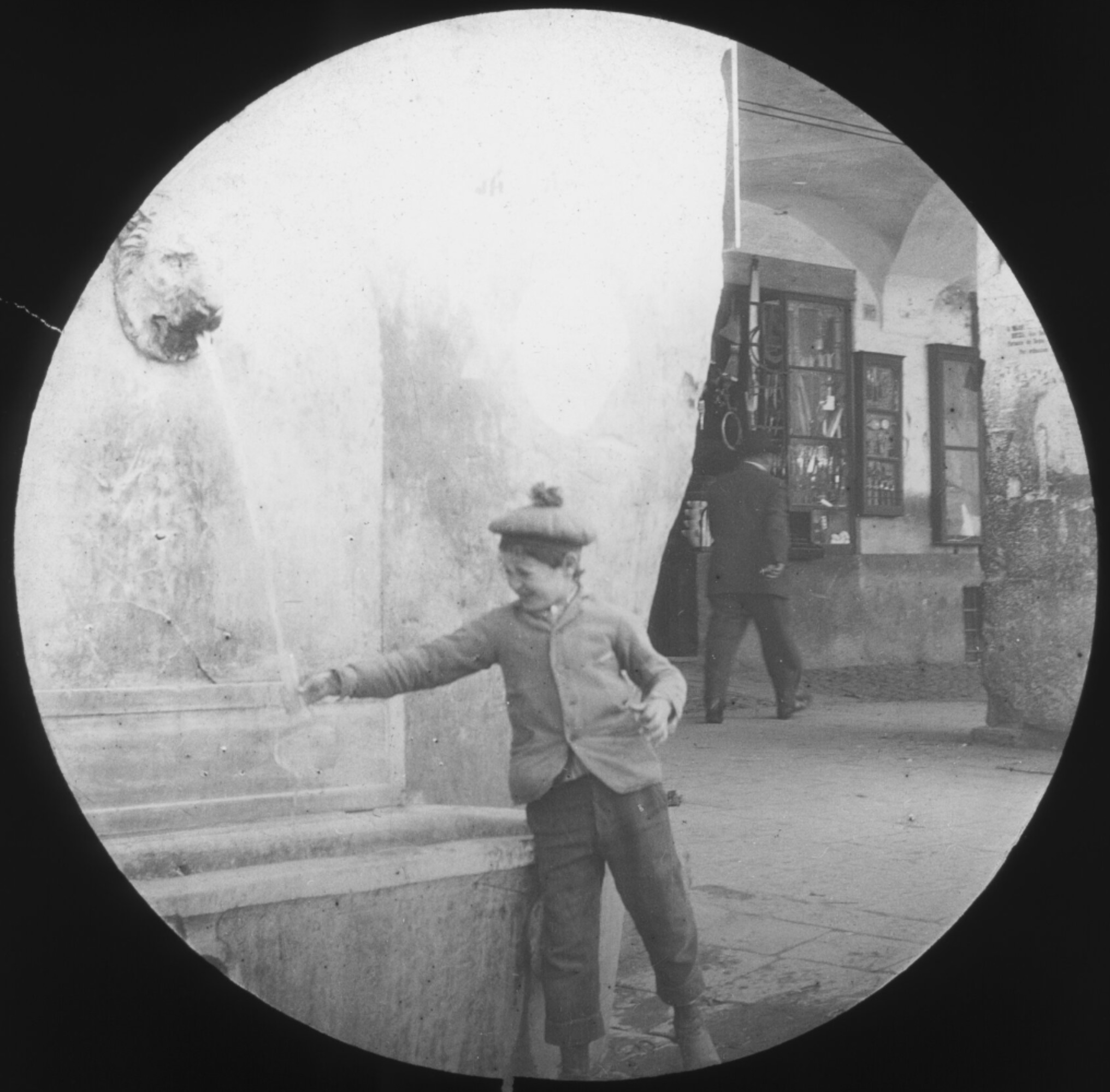 Kind in Genua füllt sein Wasserglas auf.